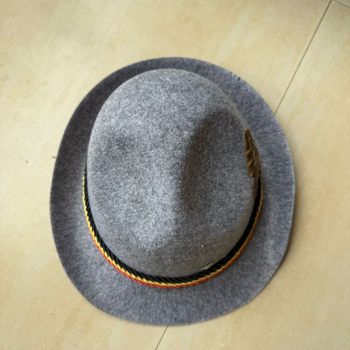 Fashion Feather Accent Non-Woven Top Hat